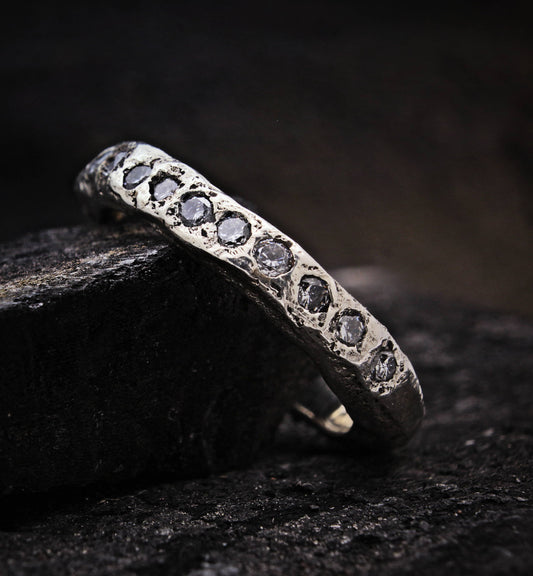 Anillo eternidad de plata brillante con diseño irregular y circonitas incrustadas modelo Eternity.