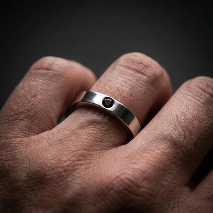 Anillo K2 Jewels para hombre estilo minimalista con granate en plata de ley.