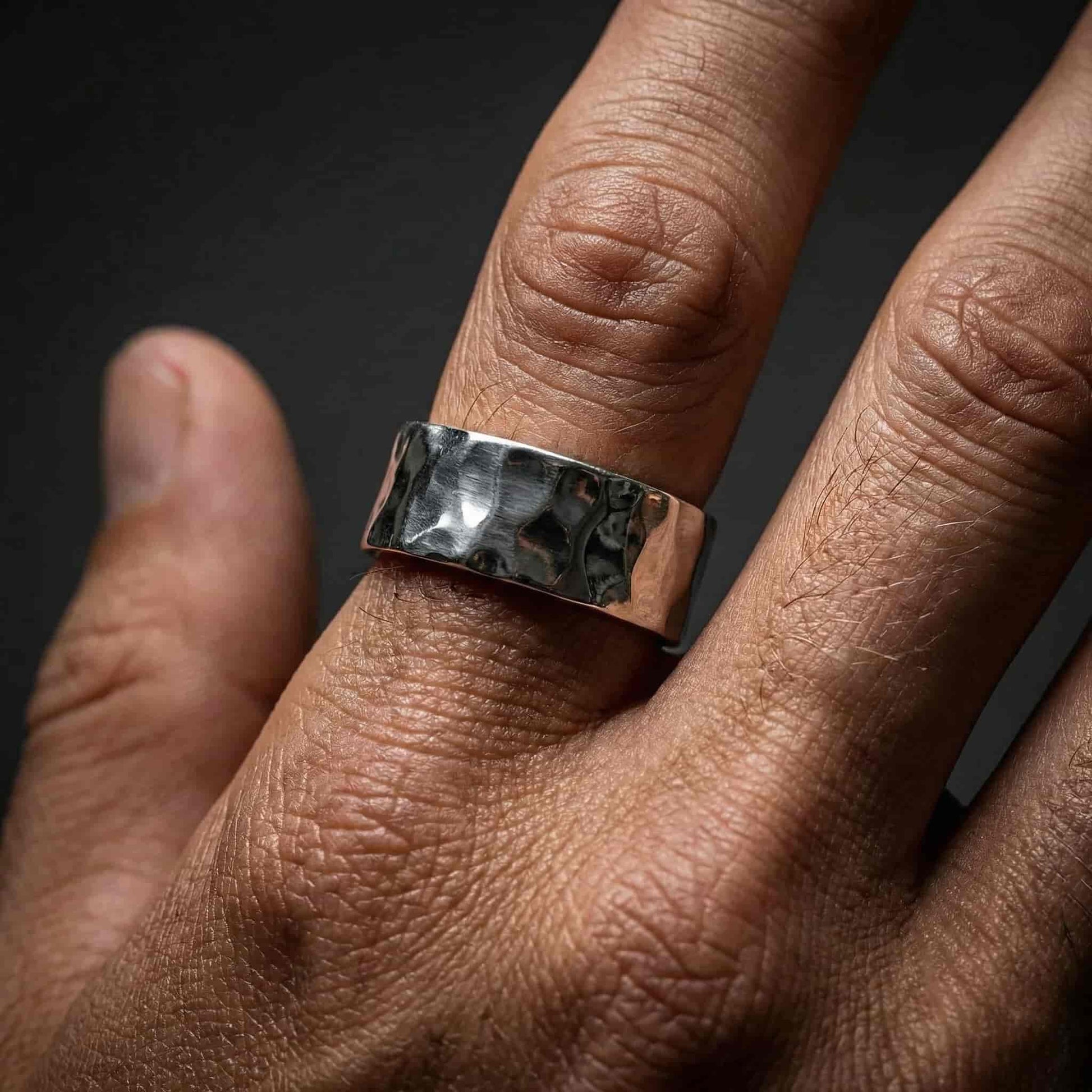 Anillo artesanal de plata para hombre con acabado martilleado irregular