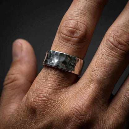 Anillo artesanal de plata para hombre con acabado martilleado irregular