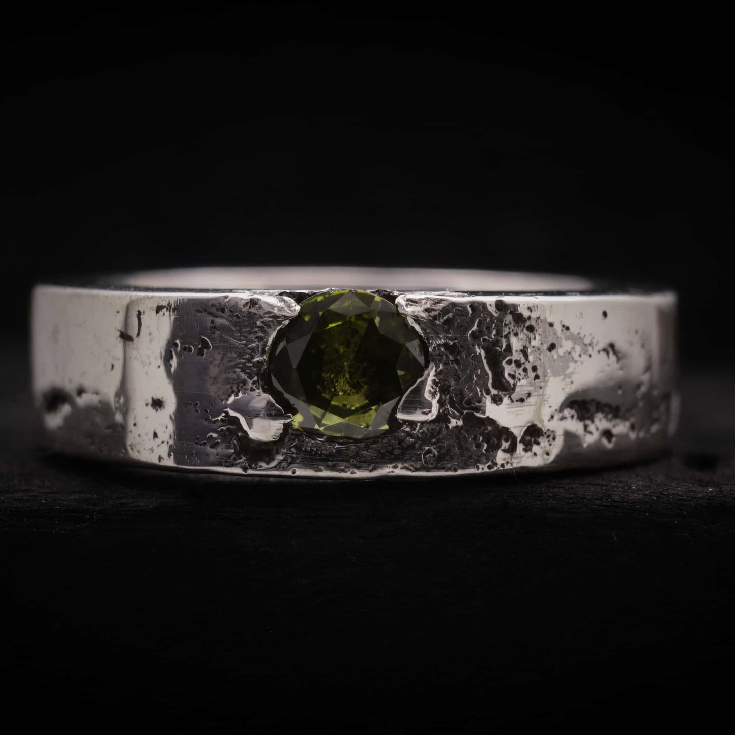 Anillo de hombre de plata rústica con circonita peridoto verde engastada, textura de fundición.