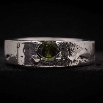 Anillo de hombre de plata rústica con circonita peridoto verde engastada, textura de fundición.