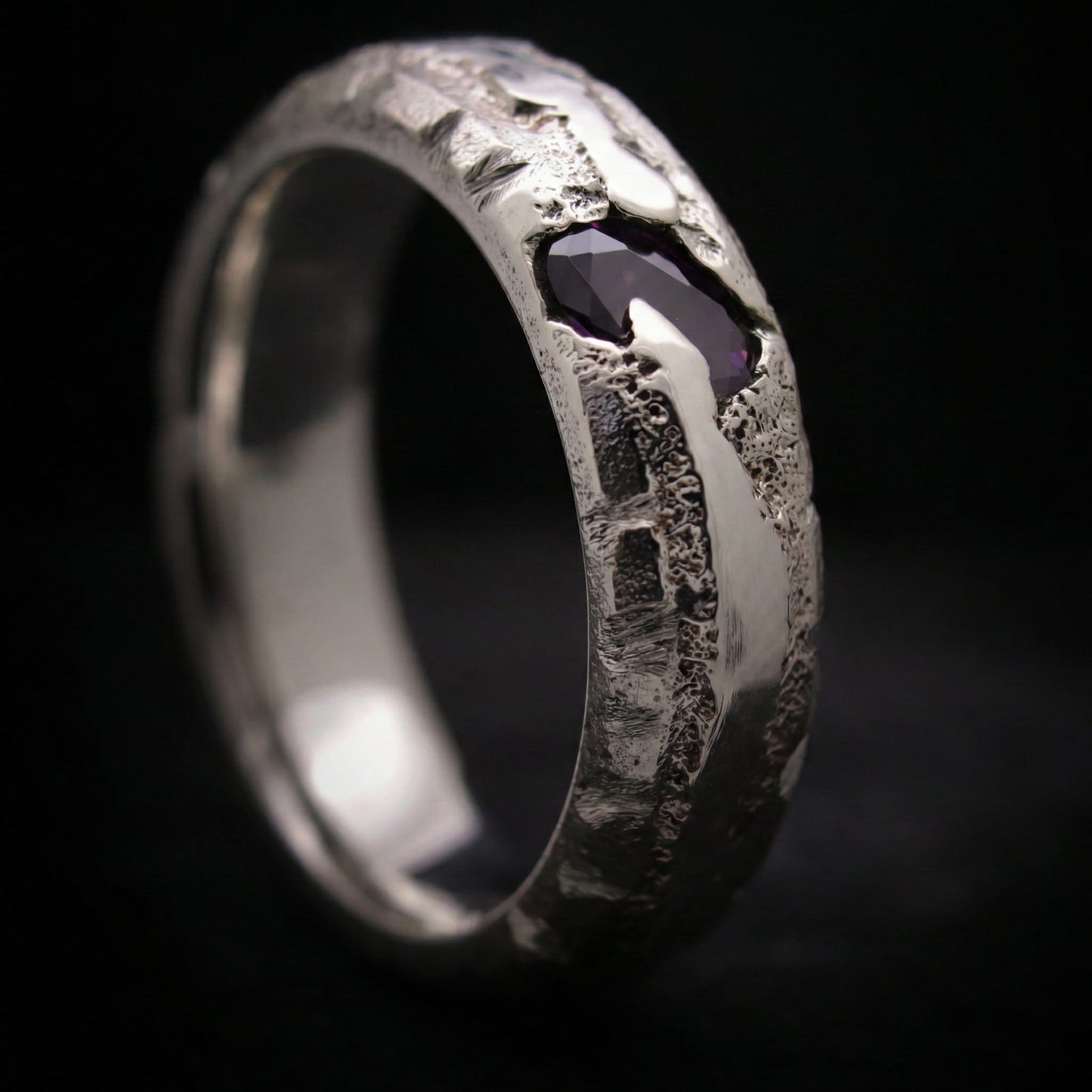 Anillo rústico de hombre en plata de ley forjado en arena, pieza única.