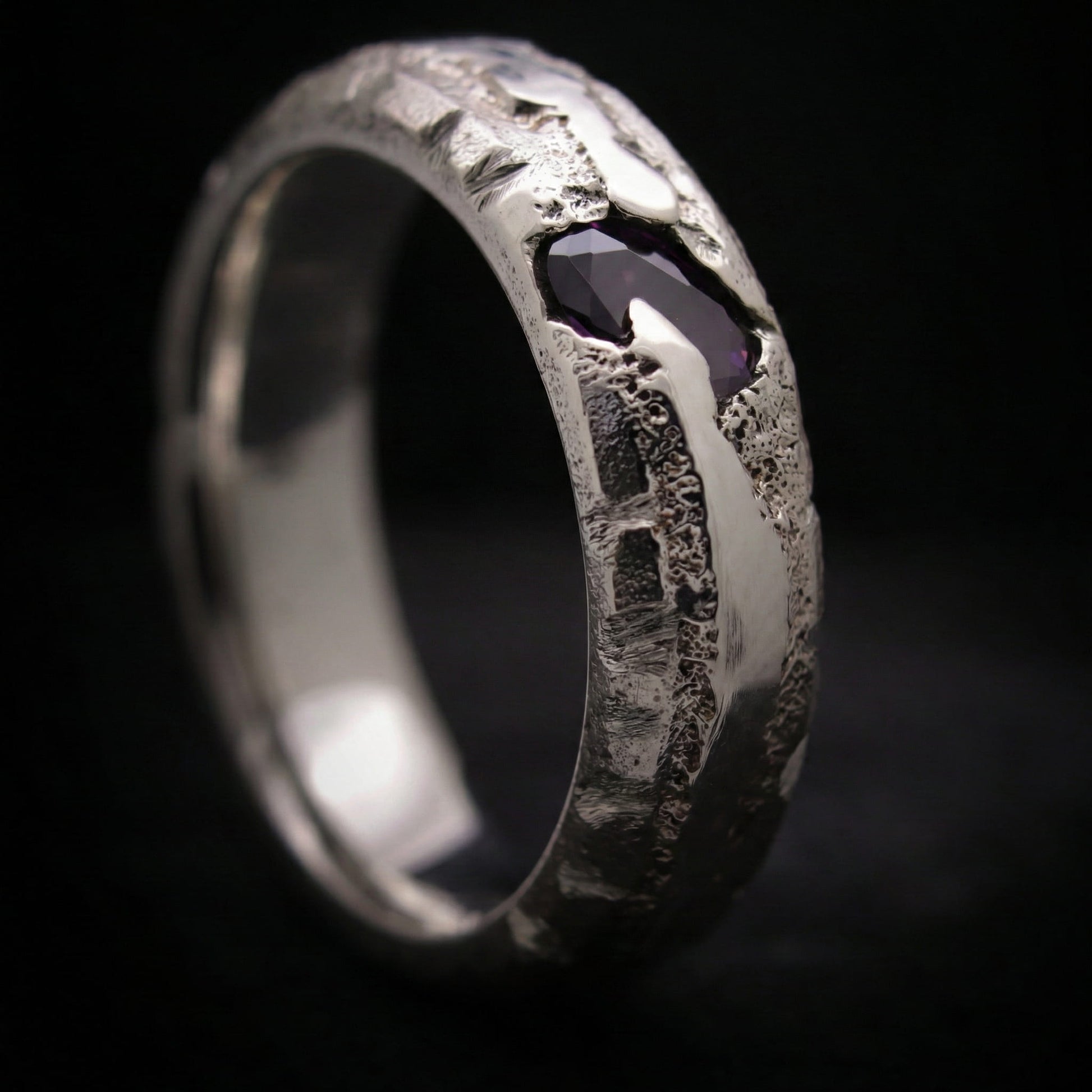 Anillo rústico de hombre en plata de ley forjado en arena, pieza única.