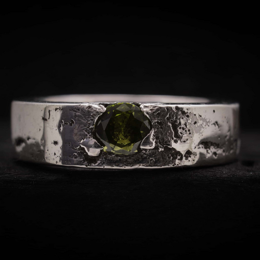 Anillo de la colección Legado con cenizas y circonita verde peridoto engastada.