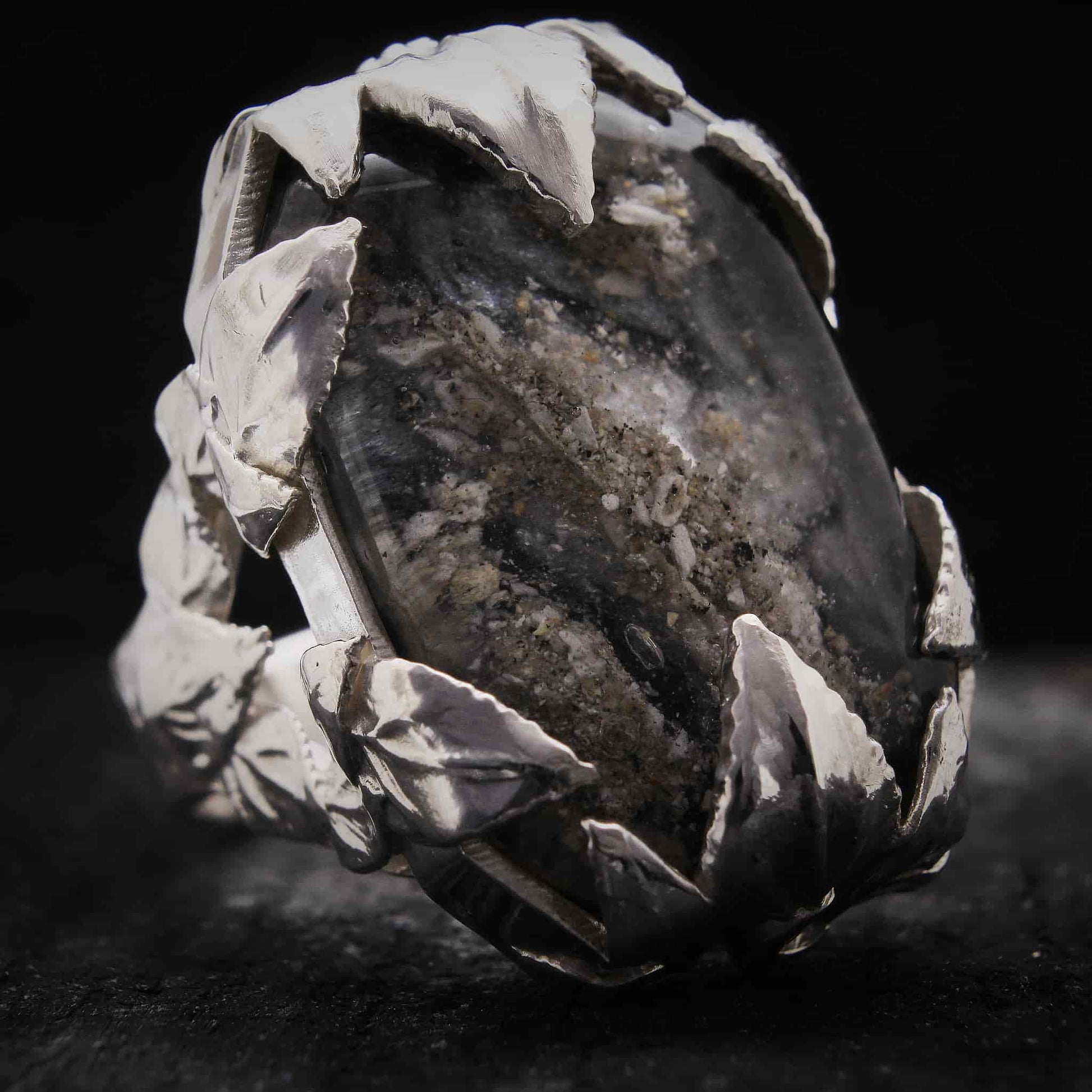 Anillo de plata personalizado con cabujón central de resina y cenizas de difunto.