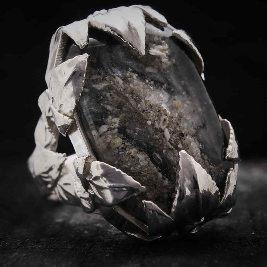 Anillo de plata personalizado con cabujón central de resina y cenizas de difunto.