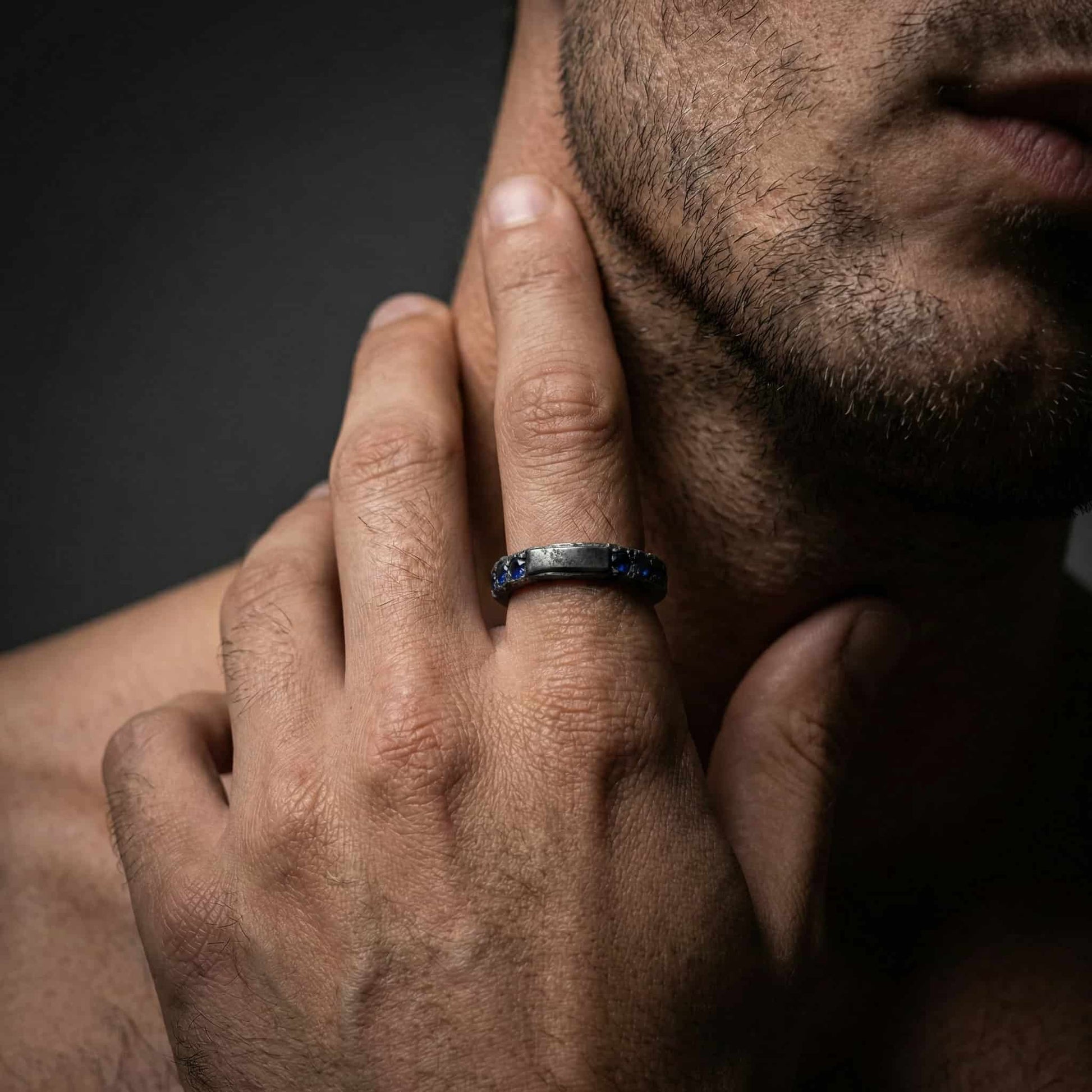 Anillo de estilo pesado para hombre en plata de ley con detalle de piedras azules.