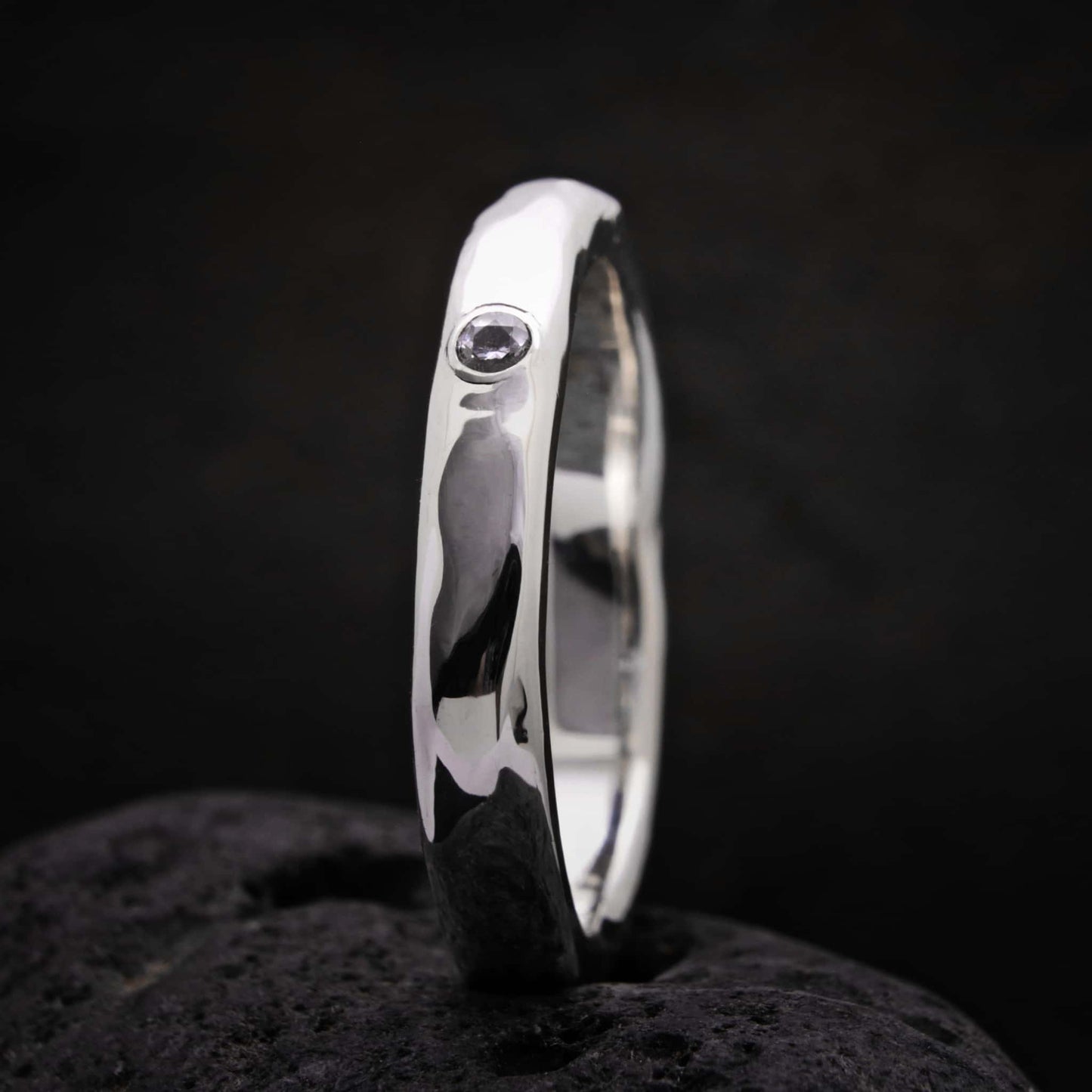 Anillo de plata fino artesanal modelo Ra con circonita blanca y acabado brillante