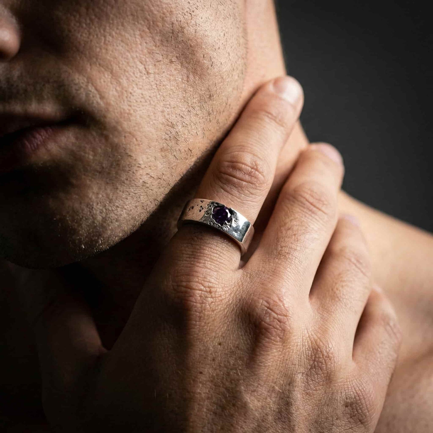 Anillo de plata para hombre con circonita morada color amatista brillante