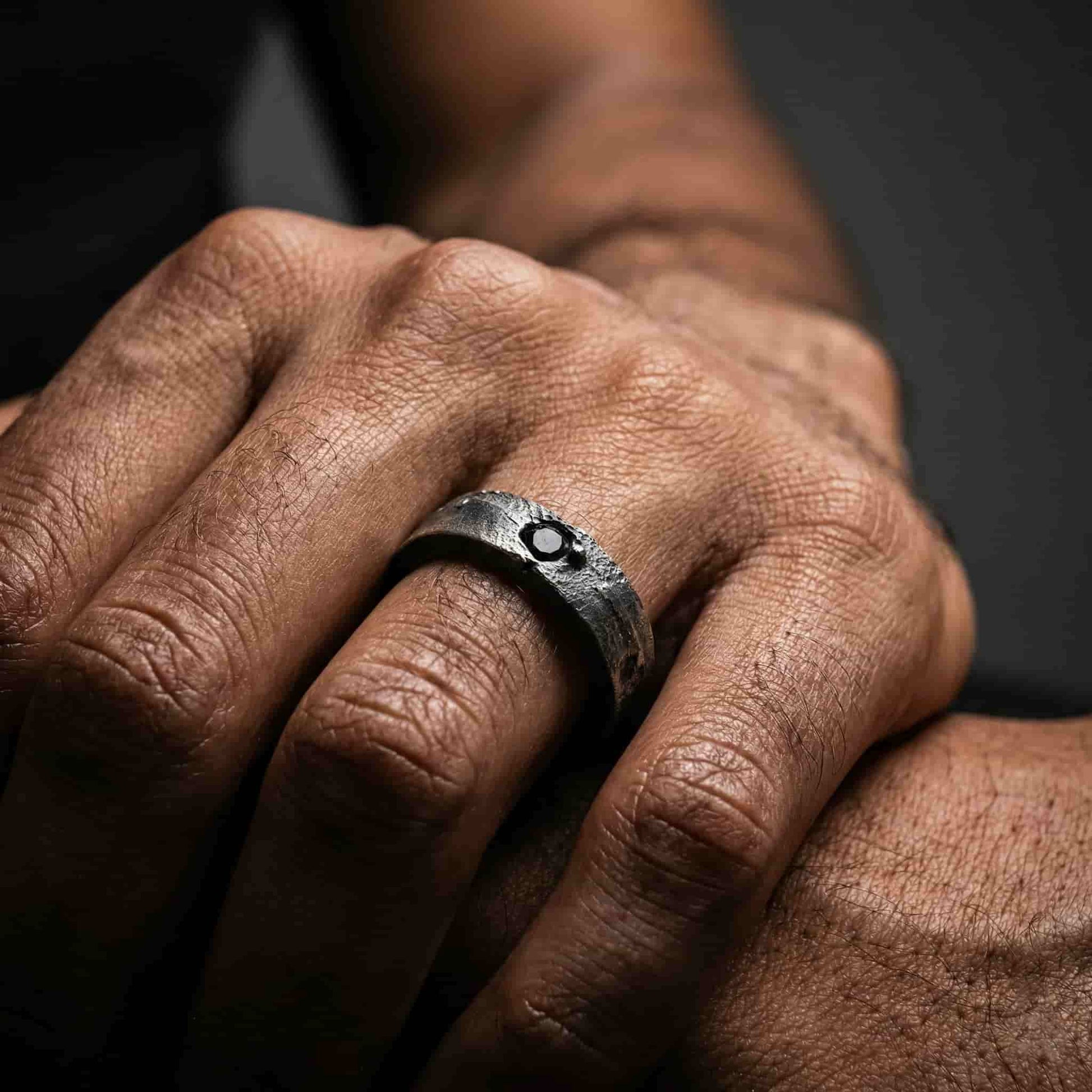 Anillo de plata para hombre con una circonita negra central engastada