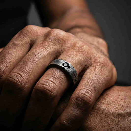 Anillo de plata para hombre con una circonita negra central engastada