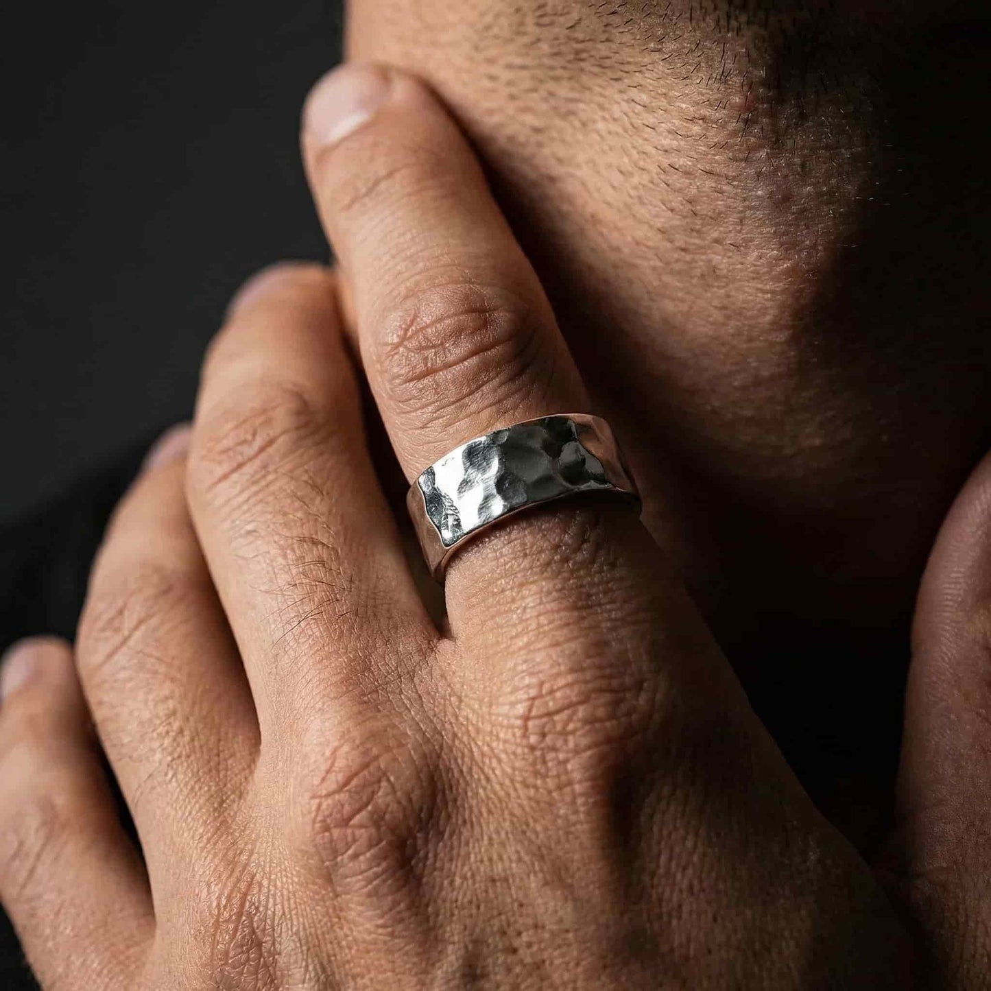 Anillo de plata para hombre con efecto martilleado que simula dunas del desierto.