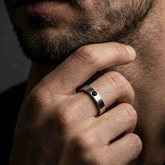 Anillo de plata para hombre con espinela negra natural en el centro