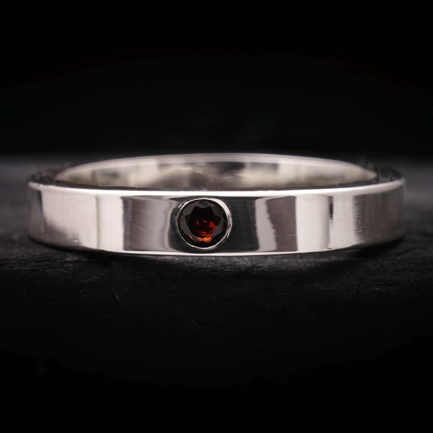 Anillo de plata para hombre diseño minimalista con piedra granate natural.