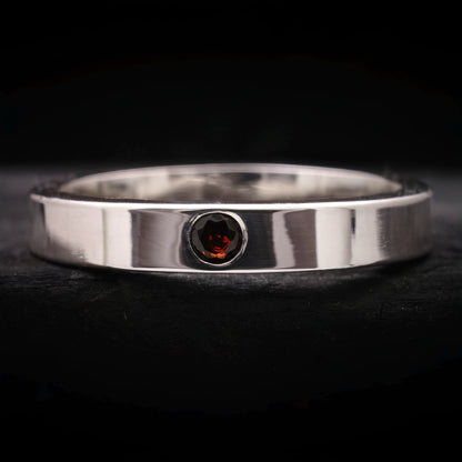 Anillo de plata para hombre diseño minimalista con piedra granate natural.