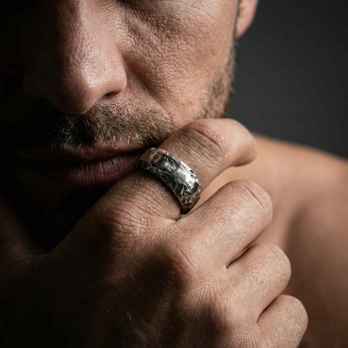 Anillo de plata para hombre modelo Cráter de diseño rústico.