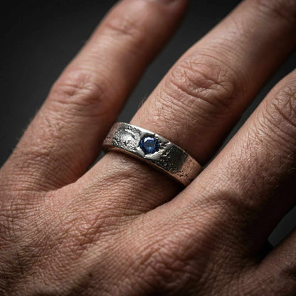 Anillo K2 Jewels para hombre forjado en arena con circonita azul central