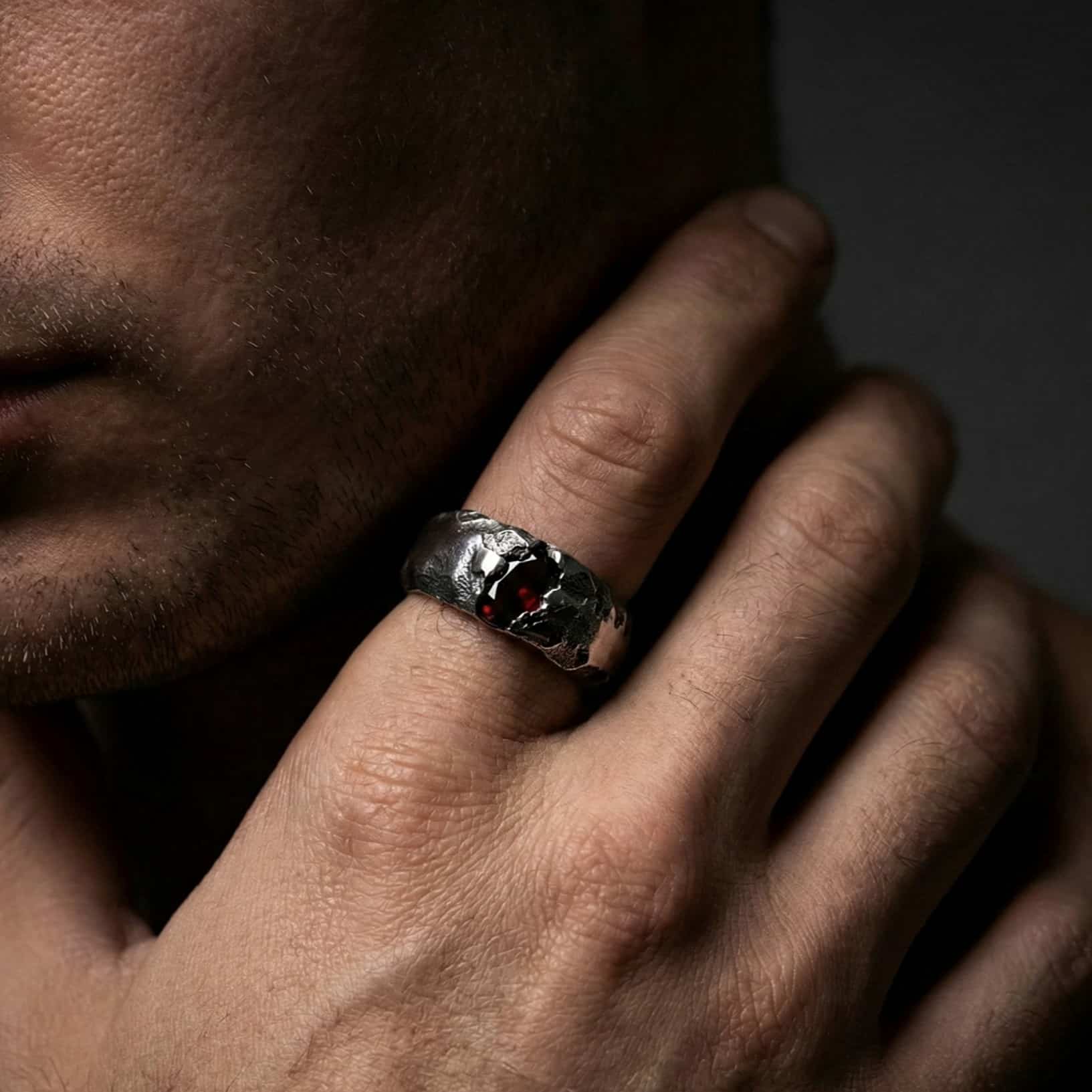 Anillo de hombre en plata de ley con piedra granate natural de K2 Jewels