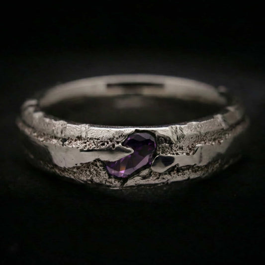 Detalle anillo de plata para hombre artesanal con circonita morada color amatista oscura.