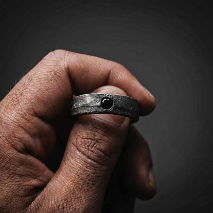 Anillo de plata para hombre diseño rustico con una pequeña circonita negra incrustada