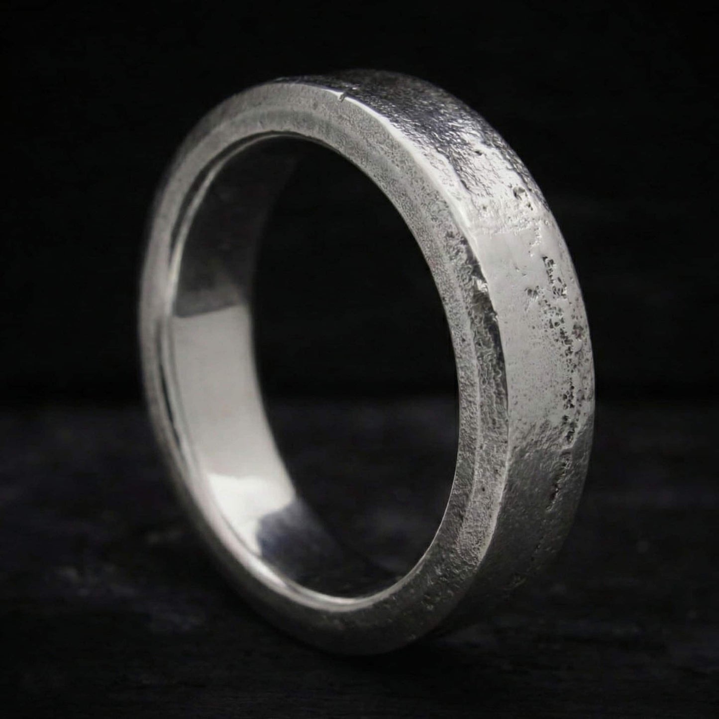 Vista de perfil de anillo de plata maciza con grosor de 2mm y ancho de 6mm.