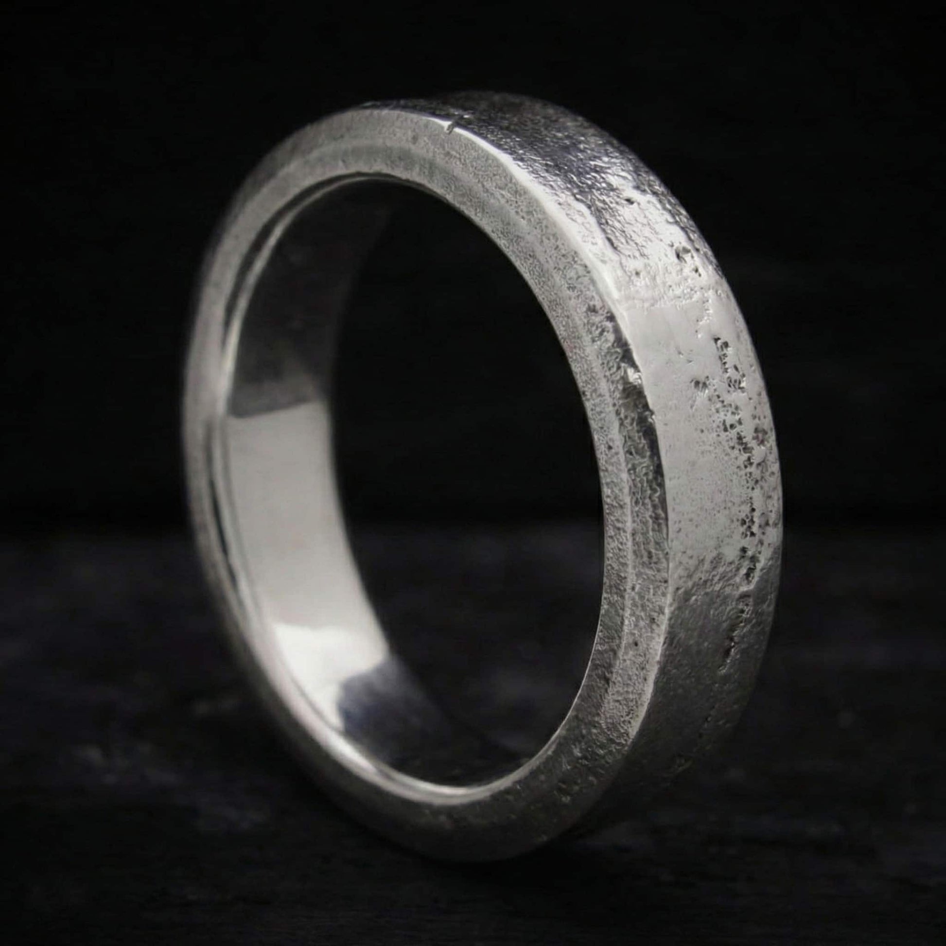 Vista de perfil de anillo de plata maciza con grosor de 2mm y ancho de 6mm.