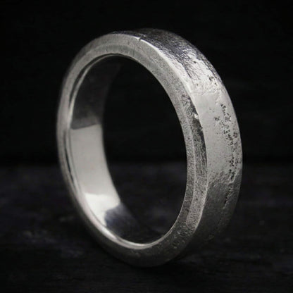 Vista de perfil de anillo de plata maciza con grosor de 2mm y ancho de 6mm.
