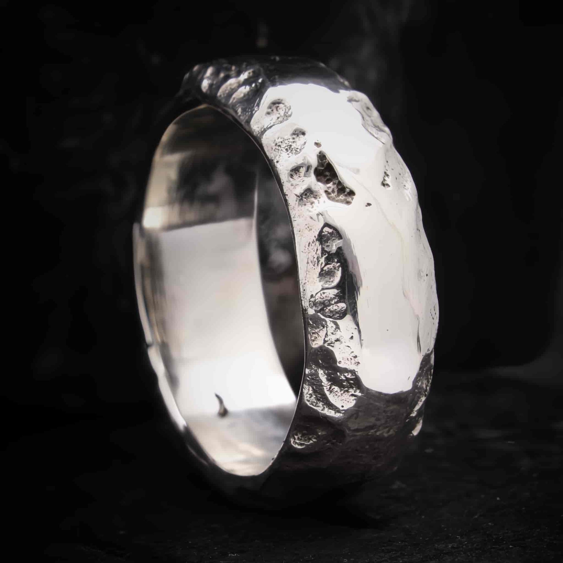 Detalle de grosor de 3mm en anillo de plata maciza hecho en arena.