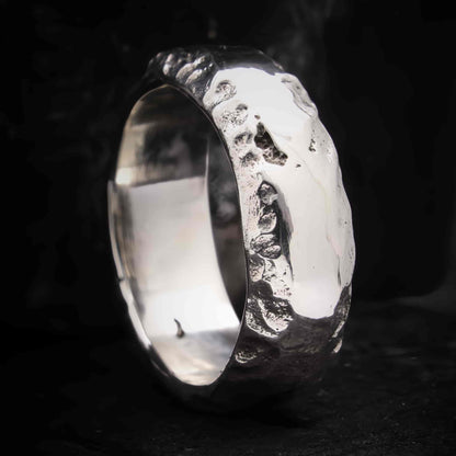 Detalle de grosor de 3mm en anillo de plata maciza hecho en arena.