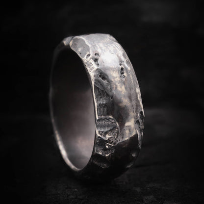 Anillo de plata oxidada para hombre hecho a mano con acabado único.