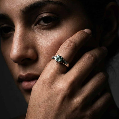 Anillo solitario de plata para mujer con circonita color verde menta engarzada a mano y diseño artesanal.