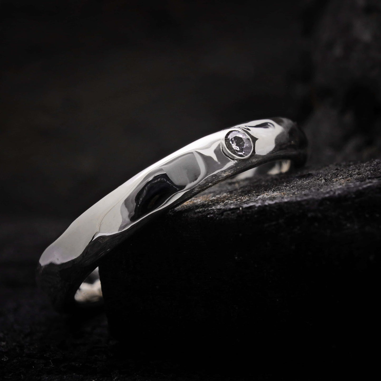 Detalle de la textura irregular orgánica del anillo de plata modelo Ra