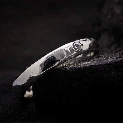 Detalle de la textura irregular orgánica del anillo de plata modelo Ra