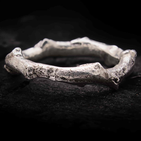 Anillo de rama artesanal de plata de ley