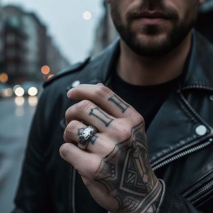 Anillo ancho irregular para hombre con acabado oxidado