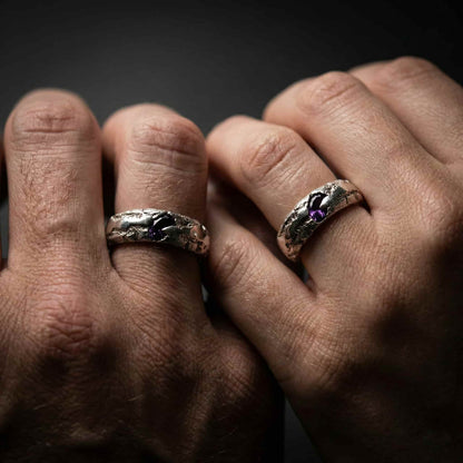 Pareja en boda alternativa con alianzas originales de piedra amatista y textura orgánica.
