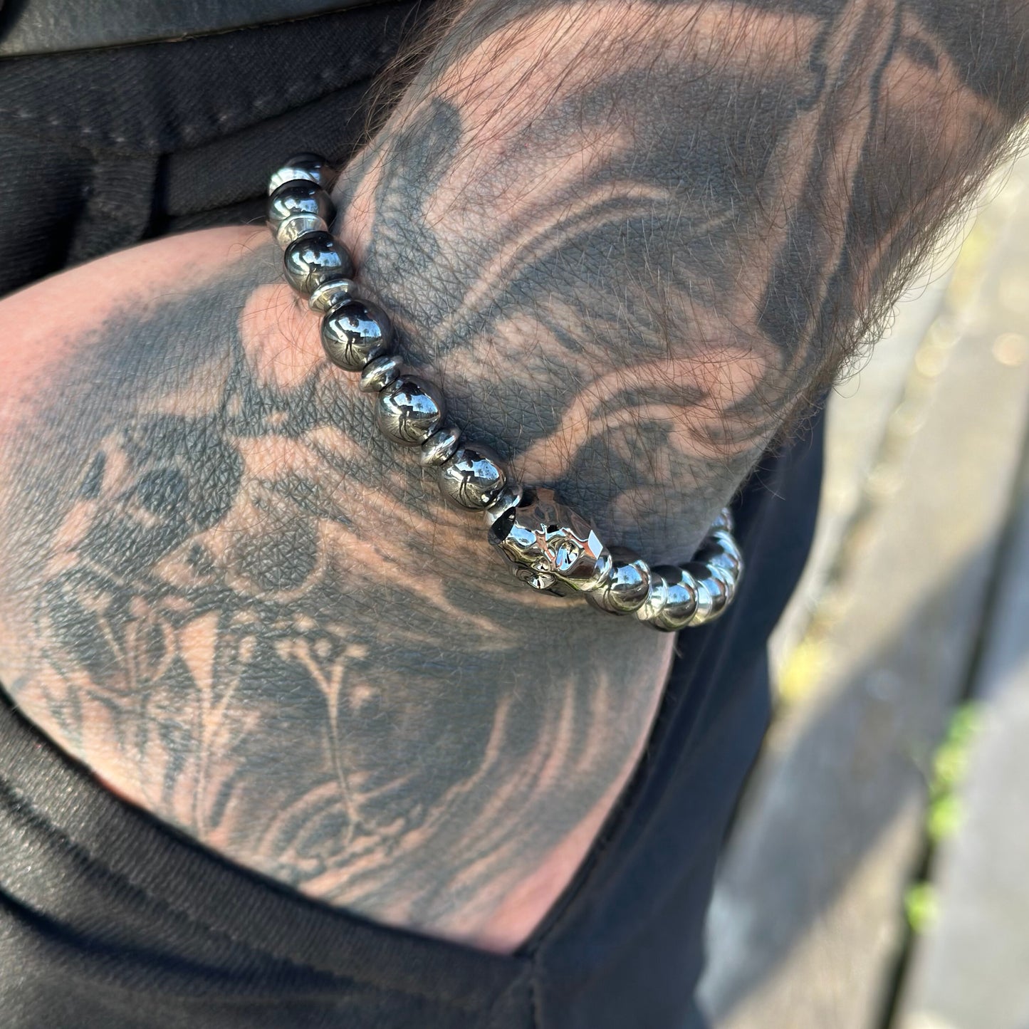 PULSERA CALAVERA HEMATITA