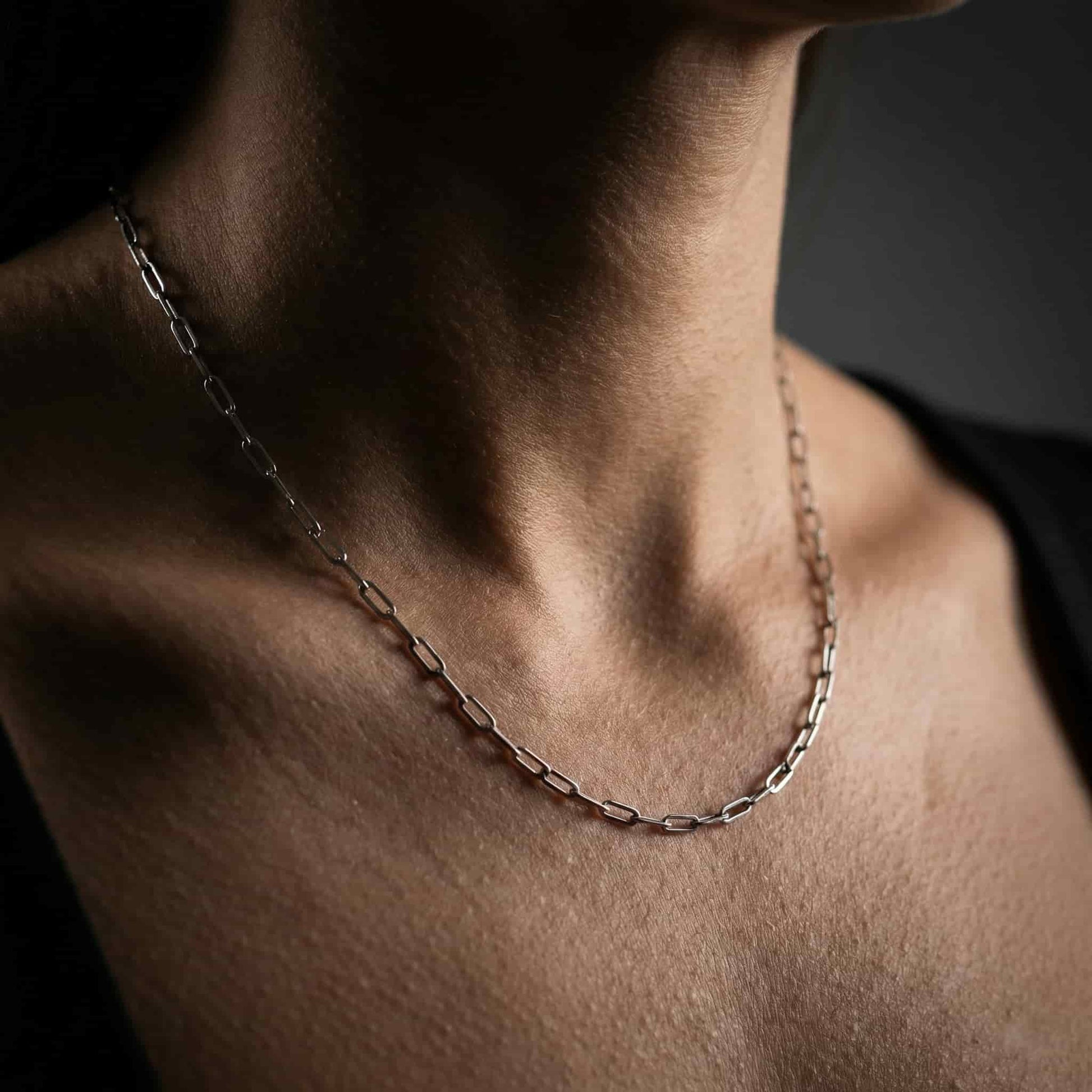 Cadena de plata para mujer con diseño de Eslabón rectangular alargado y acabado brillante.