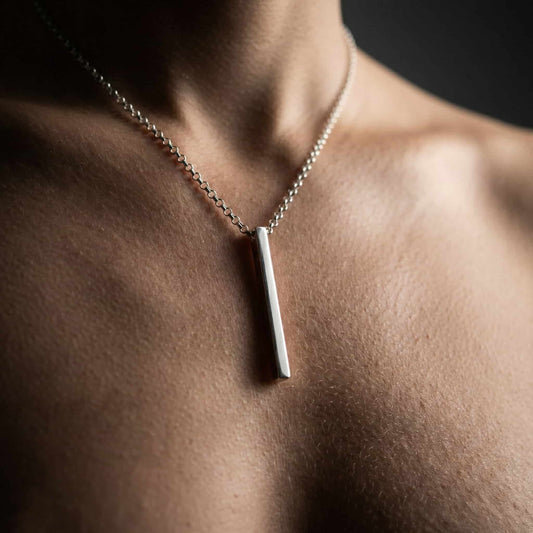 Mujer llevando colgante con cenizas de plata diseño geométrico moderno.