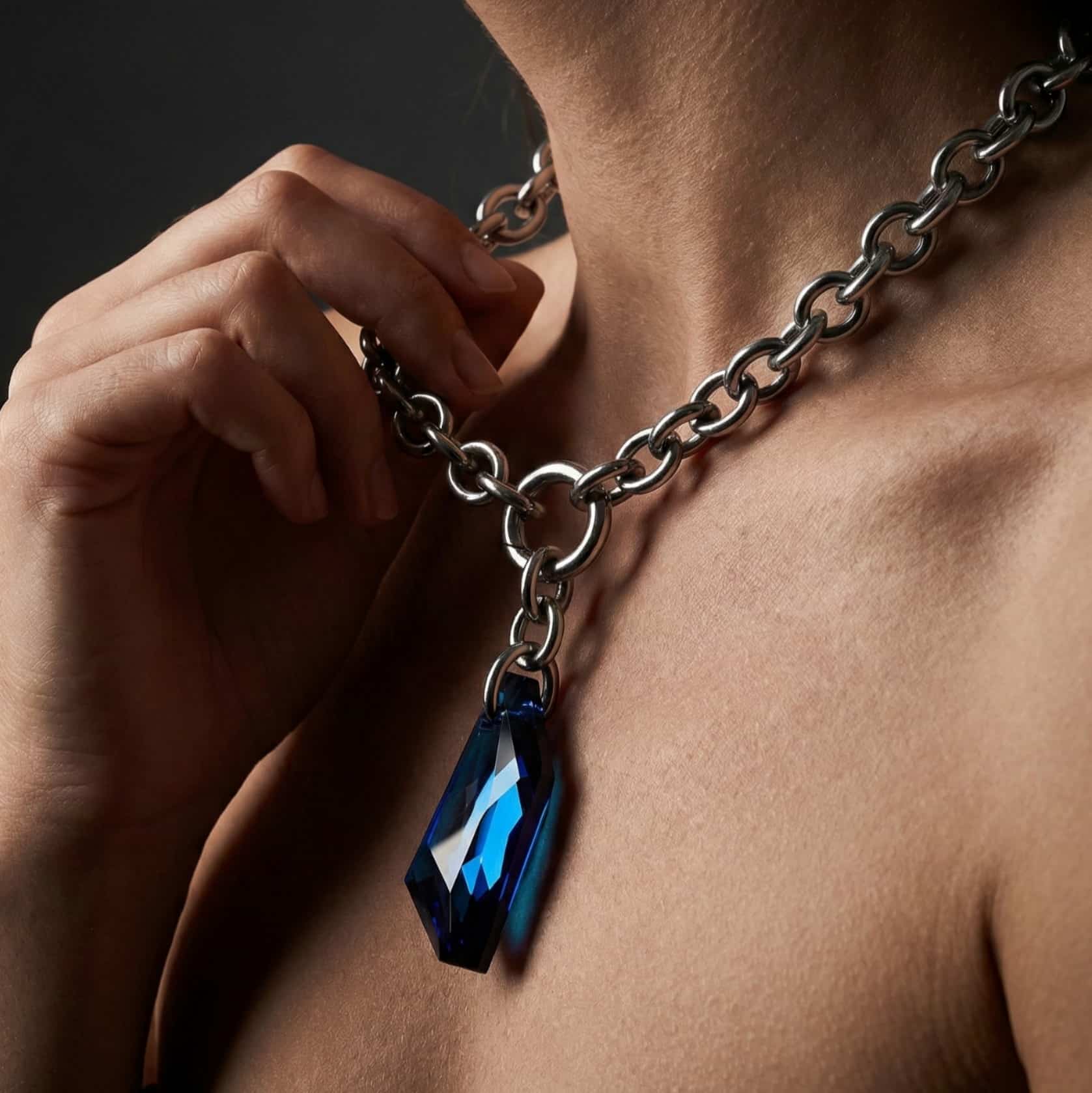 Collar de cadena de eslabones grandes de acero inoxidable con colgante azul.