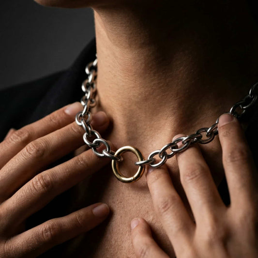 Collar de eslabones grandes ovalados para mujer con cierre circular frontal. Cadena de estilo grueso y moderno.