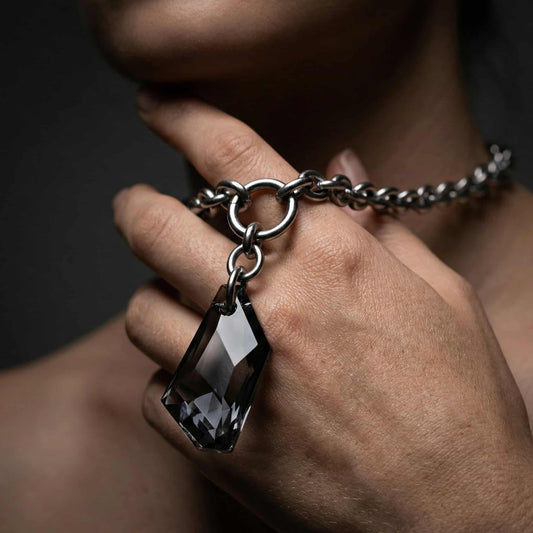 Collar de acero inoxidable con eslabones gruesos y piedra negra para mujer.