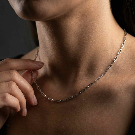 Detalle de los eslabones rectangulares de plata de ley 925 y cierre ajustable.