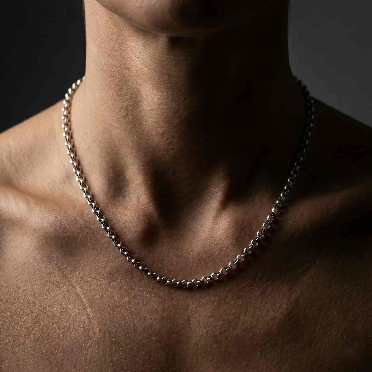 Mujer con collar de eslabones redondos de olata.