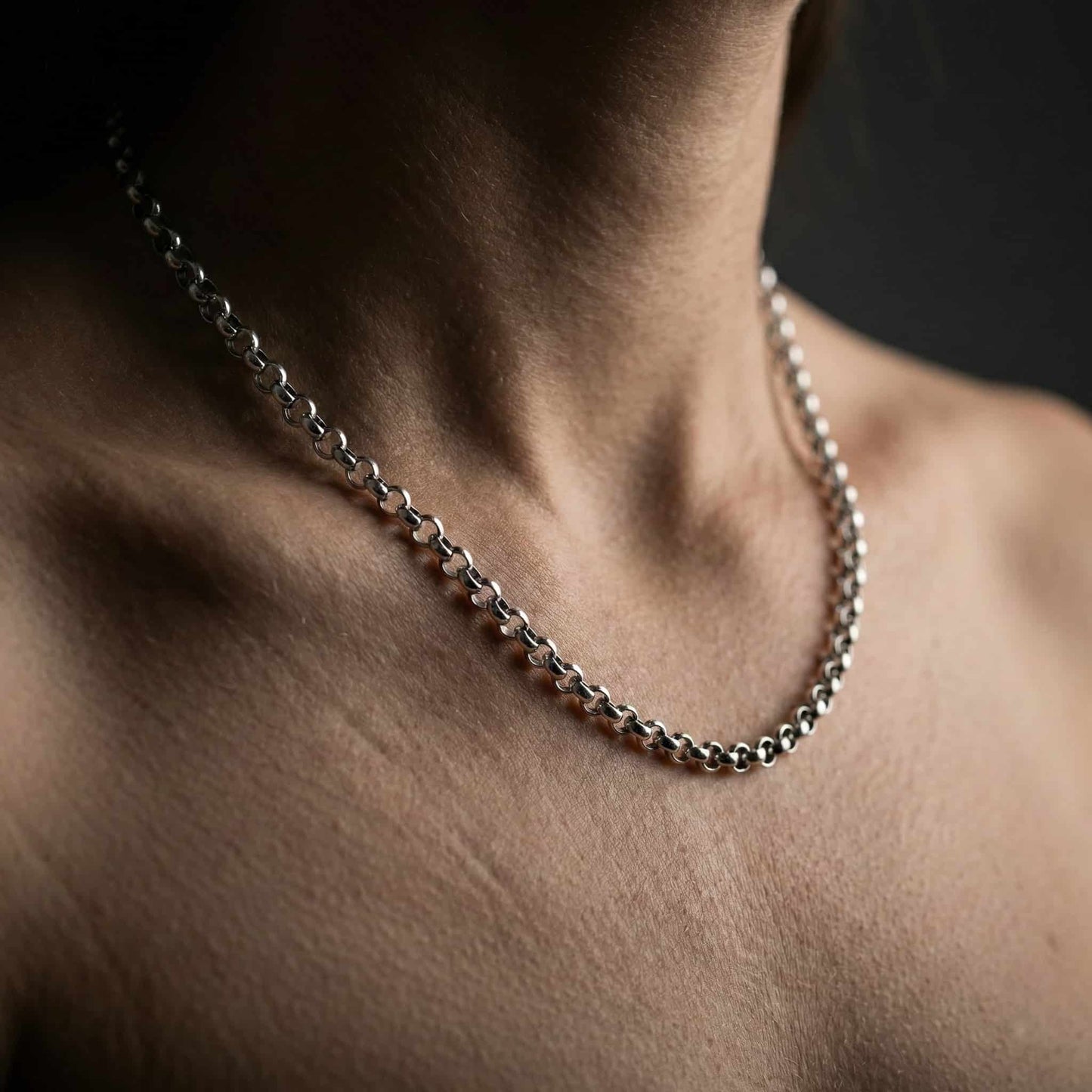 Collar de eslabones redondos tipo rolo en plata de ley 925.