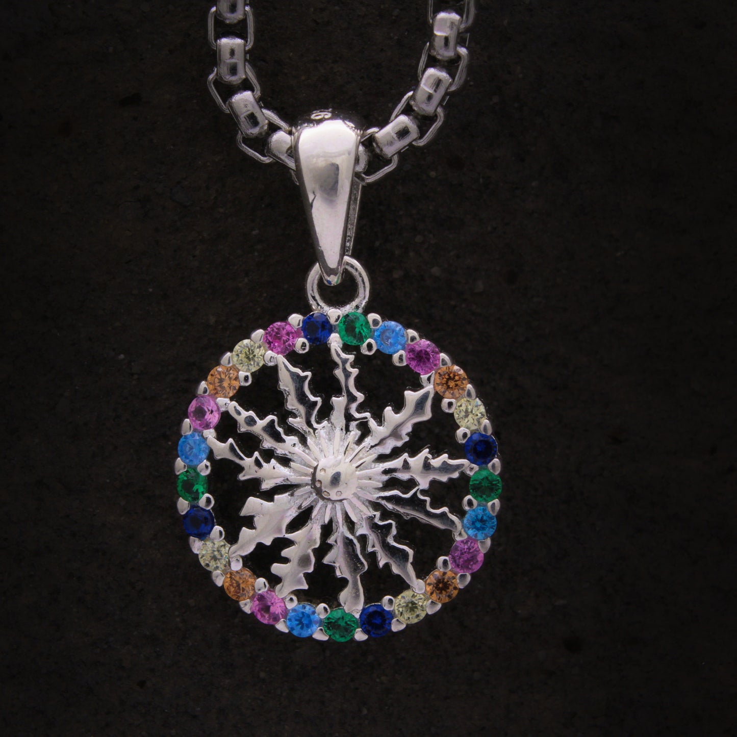 collar de plata con flor del sol y circonitas multicolor con cadena de acero inoxidable
