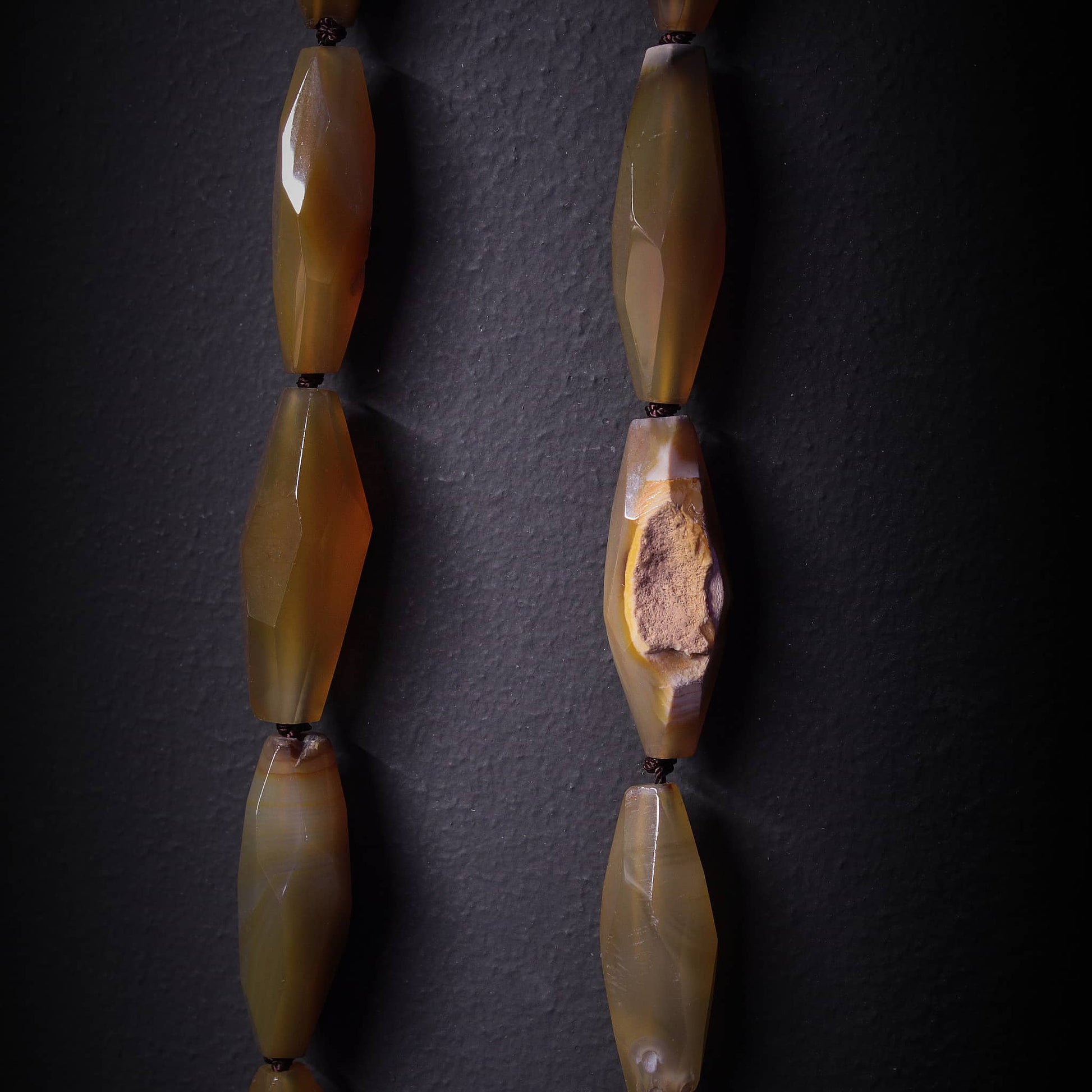 Collar de agata natural marrón con formas de rombo, sin metales