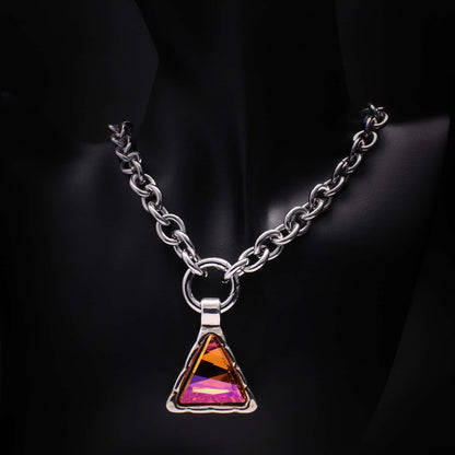 collar de eslabones de acero con colgante triangular y cristal rosa