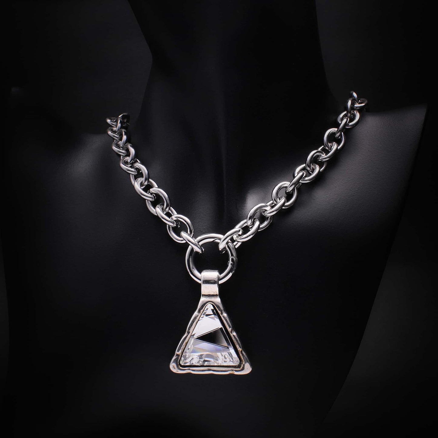 Collar de eslabones de acero con colgante de zamak y cristl swarovski forma triangular